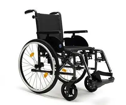 Fauteuil roulant manuel noir et argenté, avec grandes roues, réflecteurs jaunes et repose-pieds, sur fond blanc.