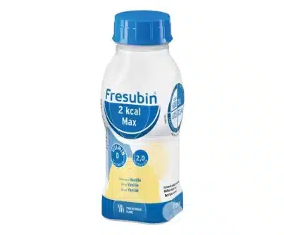 Bouteille Fresubin 2 kcal Max vanille, blanche avec bouchon bleu, indiquant Vitamine D et 2,0 kcal/ml, pour nutrition clinique.