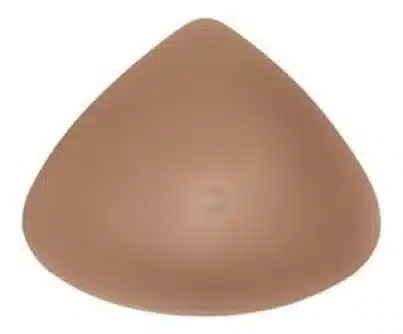 Prothèse mammaire en silicone beige, de forme triangulaire. Offre un galbe naturel et un confort discret.