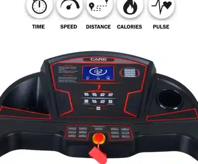 Console de tapis de course noire et rouge avec écran numérique affichant "13.2", commandes de vitesse, distance, calories, et clé de sécurité. Texte "CARE" visible.