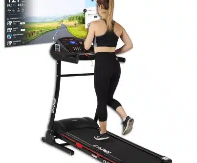 Femme court sur un tapis de course CARE CT-700. Écran interactif affiche route virtuelle et données fitness (121 BPM).